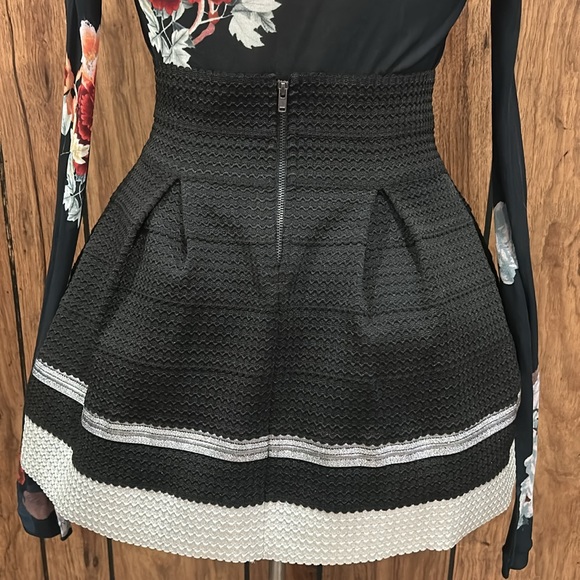 Y2K Black and Silver high Waisted Skater Skirt Women’s Size Large - Picture 8 of 11